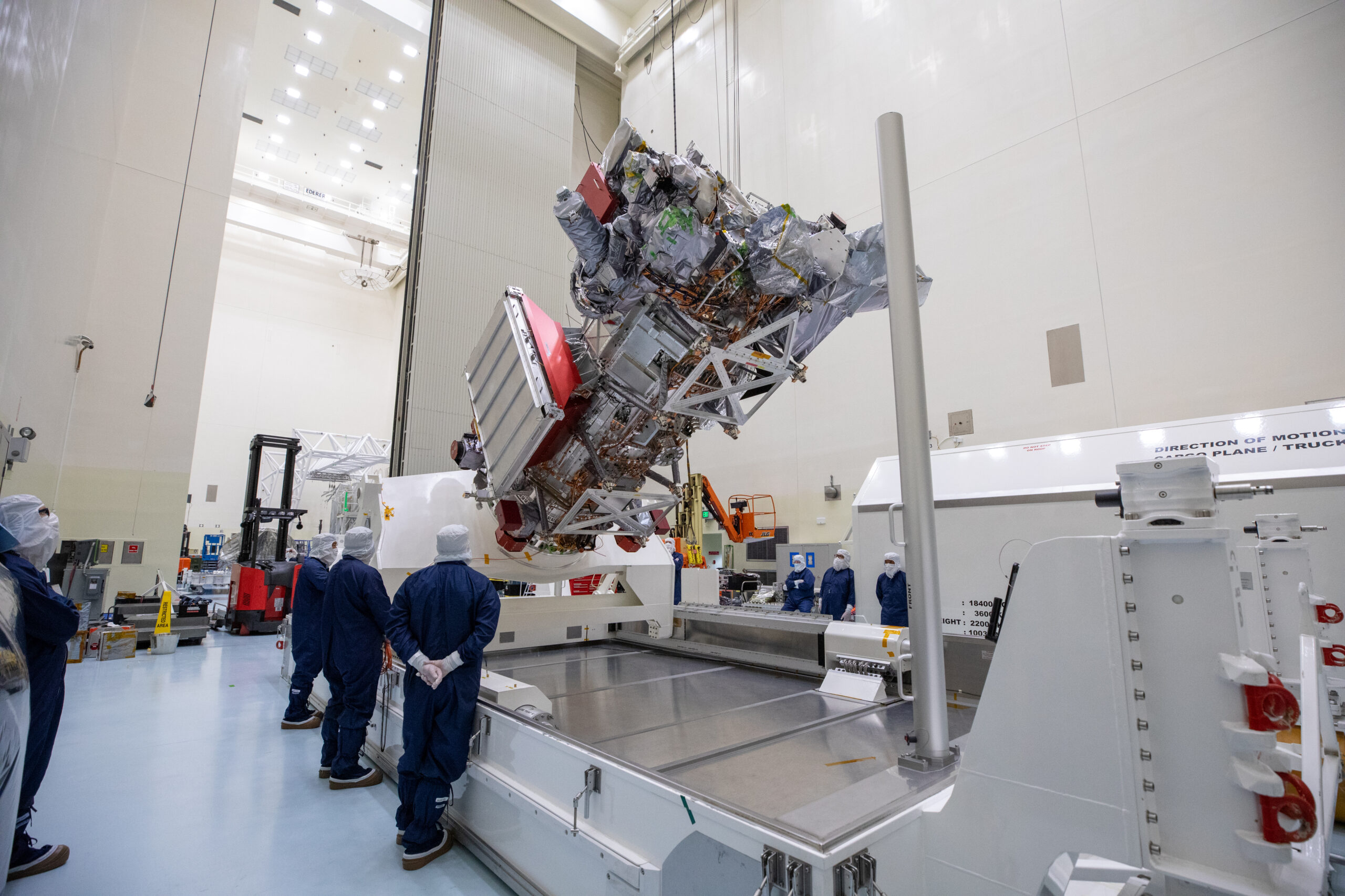 Crews Unpack NASA’s Europa Clipper Spacecraft