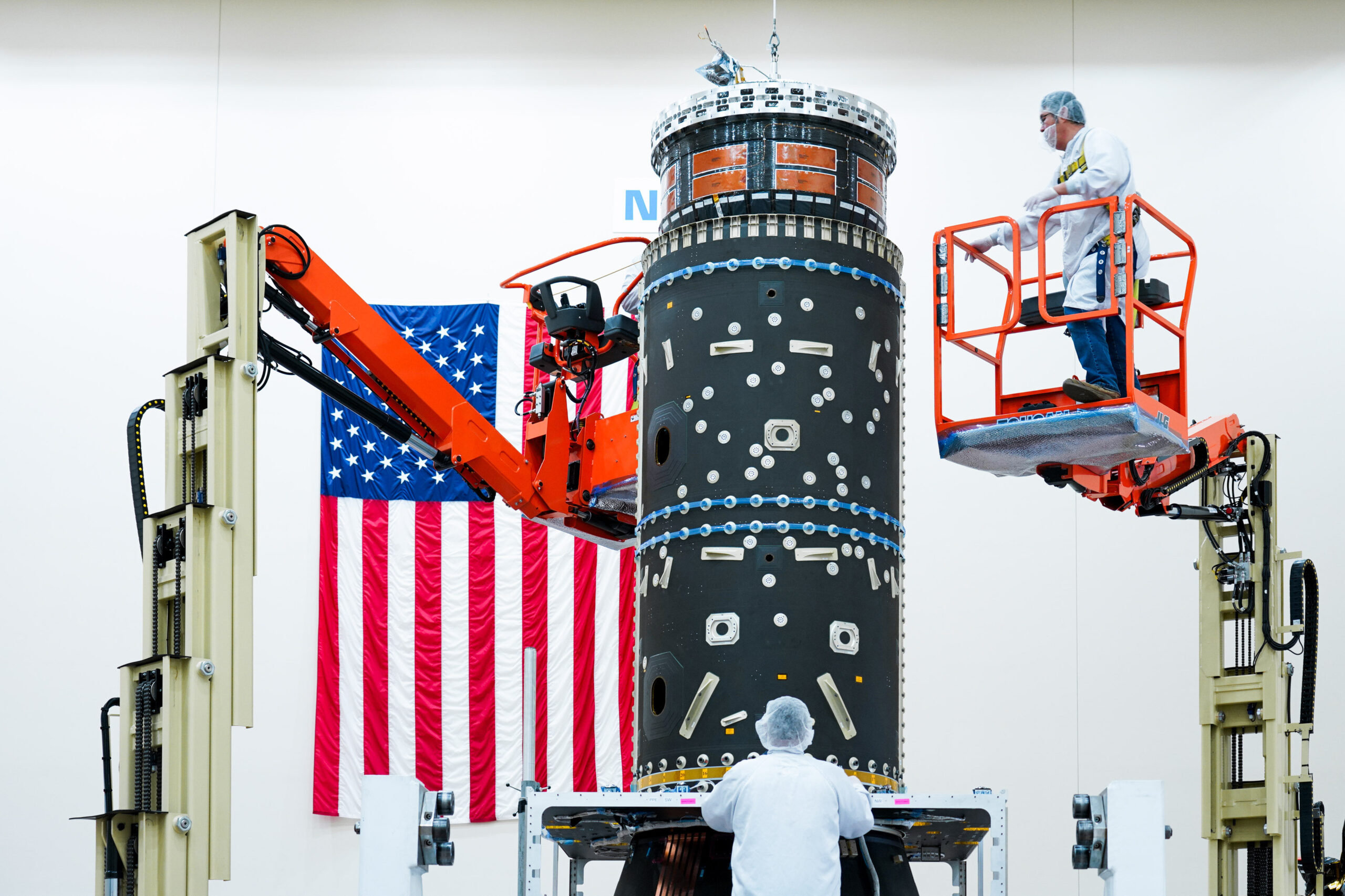 Technicians Install Gateway’s Fuel Tanks