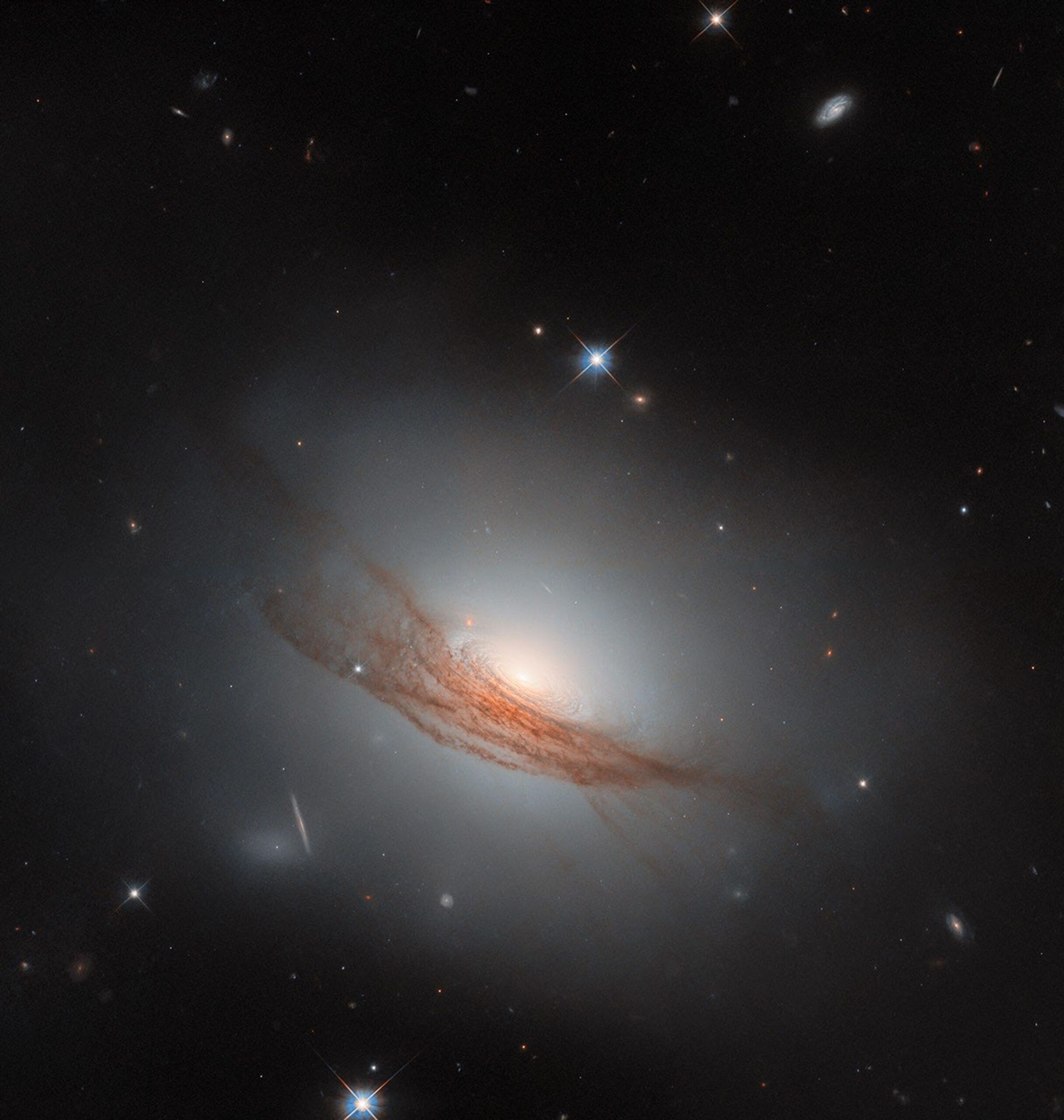 hubble spots lens shaped galaxy